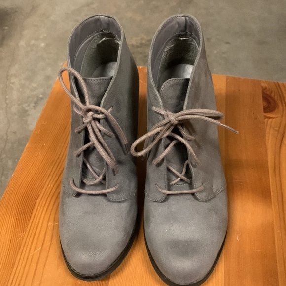 Call it Spring Ankle Lace Up Ankle Booties Stacked heel, grey faux suede Size 7 - Picture 13 of 16
